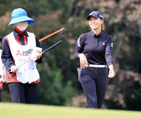 渋野日向子は長いバーディー決め笑顔、ギャラリーとハイタッチ交わす／写真特集 ゴルフライブ速報写真ニュース 日刊スポーツ