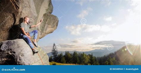 Montanhista Masculino Que Escala O Pedregulho Grande Na Natureza