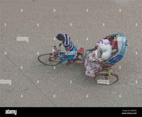 Rickshaw driver and passengers in Dhaka, Bangladesh Stock Photo - Alamy