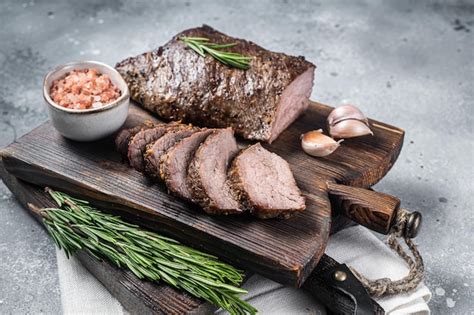 Steak De Boeuf Trois Pointes R Ti Et Tranch Sur Une Planche De Bois