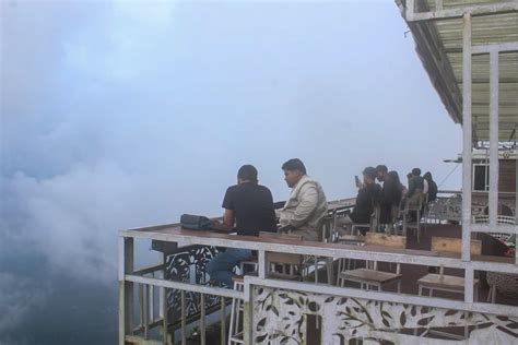 Nikmati Seduhan Kopi Atas Awan Di Inggil Cafe