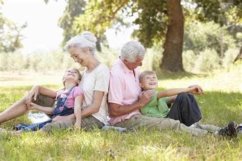 Abuelos Y Nietos Una Relación Entrañable Que Se Fortalece Aún Más En Verano