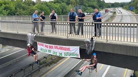 Polizei Ermittelt Gegen Klimaaktivisten Nach A485 Abseilaktion Bei