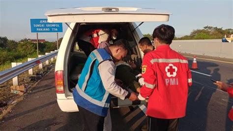 Kecelakaan Isuzu Elf Tabrak Truk Fuso Di Tol Solo Ngawi 2 Orang Tewas