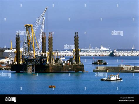 Oil Rig Under Construction In 1976 Dubai Uae Stock Photo Alamy