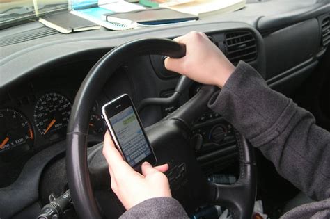 Multa Por Celular Ao Volante Fica Mais Cara Saiba Como Evitar Auto