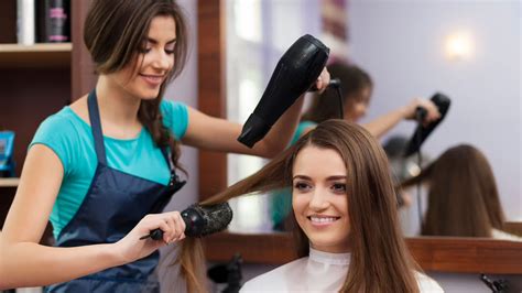 जानिए कैसे बन सकती हैं आप हेयर स्टाइलिस्ट How To Become Hair Stylist