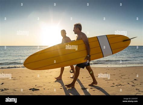 Dos Hombres Maduros Caminando Con Tablas De Surf En La Hermosa Playa