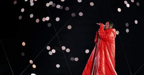 Rihanna's scarlet Super Bowl outfit paid tribute to a late fashion icon ...