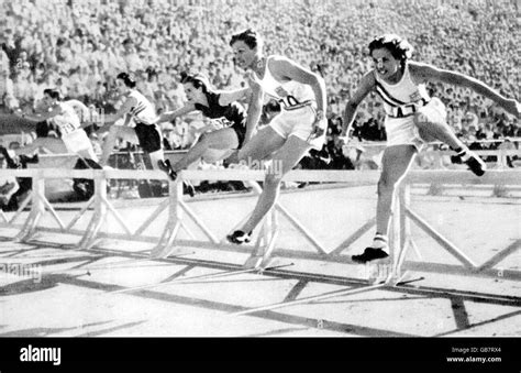 Usas Gold Medallist Mildred Babe Didrikson Second R Leads Off The