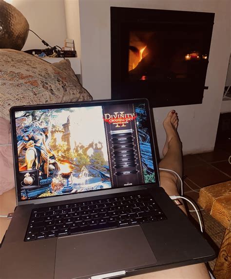 Nude gaming session with my feet distracting me…! : r/VerifiedFeet