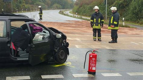 Rheinberg Vier Verletzte Bei Schwerem Unfall Auf B