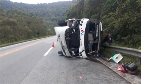 Micro ônibus de turismo tomba deixa uma pessoa morta e dezenas de