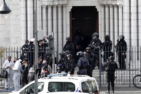 Francia Attentato Nella Basilica Di Nizza Tre Morti Una Donna Decapitata