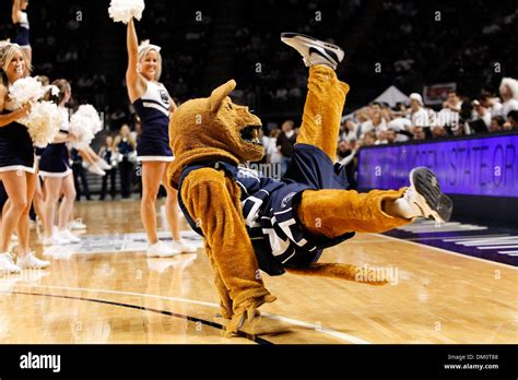 Penn state cheerleaders hi-res stock photography and images - Alamy