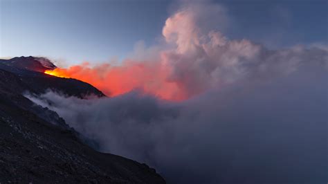 Italy's Mount Etna volcano spews lava in new active phase | Fox News