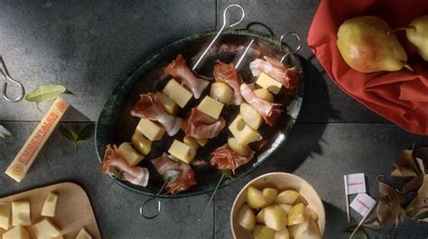 Spiedini Di Emmentaler Dop Pere E Speck Formaggio Svizzero