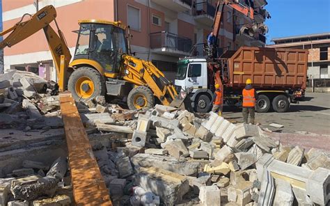 Costruite Su Spazi Pubblici Demolite Case Abusive In Calabria