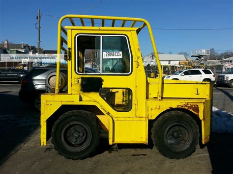 United Airport Tow Tractor Tug