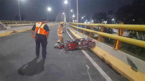 Derrapan J Venes Motociclistas Y Mueren Sobre El Distribuidor Vial De