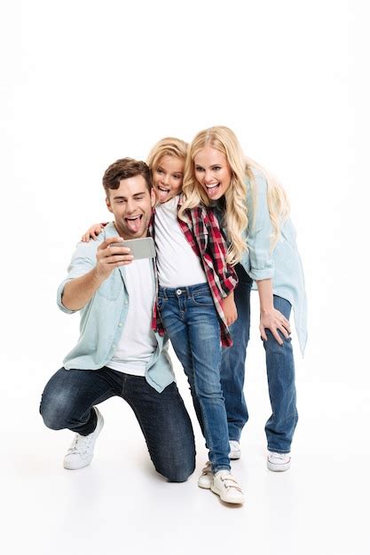 Retrato De Cuerpo Entero De Una Joven Familia Alegre Foto Gratis