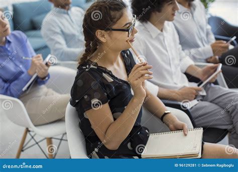 lezing en opleiding  bedrijfsbureau stock afbeelding image