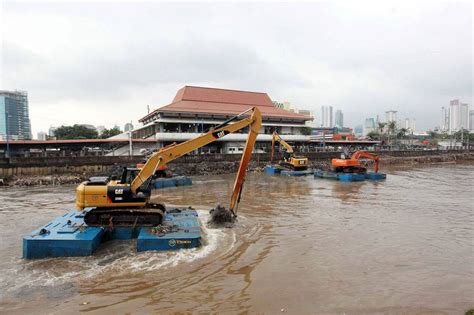 Foto Pengerukan Sungai Ciliwung Antisipasi Banjir