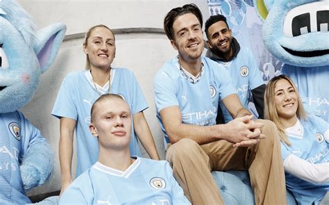 Manchester City estrena camiseta por 20 años del estadio Etihad