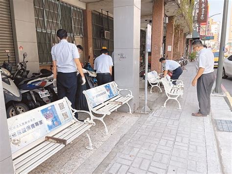 學生席地等公車 急設長椅平眾怒 地方新聞 中國時報