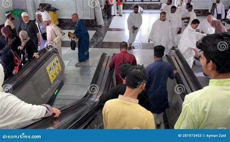 Mecca Saudita Arabia Peregrinos Musulmanes Actuando Umra Y Caminando En