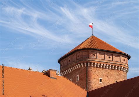 Bia O Czerwona Flaga Polska Zawieszona Na Starej Wie Y Na Wawelu W