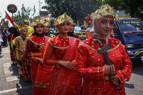 Kirab Puluhan Pusaka Semarakkan Hut Ke Museum Keris Nusantara Solo