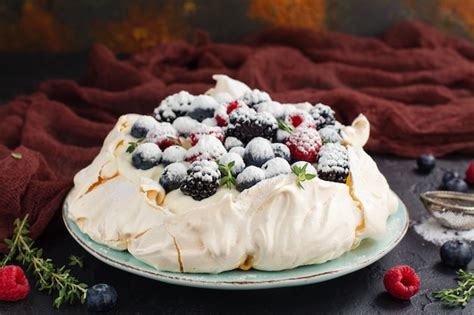 Delicioso Pastel De Pavlova Con Crema Y Bayas Foto Premium