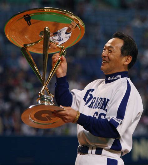 セ・リーグ優勝杯を手にする中日の落合博満監：オレ流監督・落合博満 写真特集：時事ドットコム