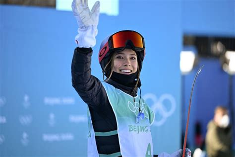 中國選手谷愛淩在北京冬奧會自由式滑雪女子大跳臺決賽中奪得金牌 組圖 圖片中國中國網