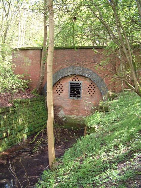 Burdale Tunnel Nw Entrance May 2004 © Willem Van Boom Cc By Sa20