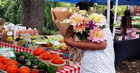 Wicker Park Farmers Market in Chicago at 1425 N. Damen Ave.