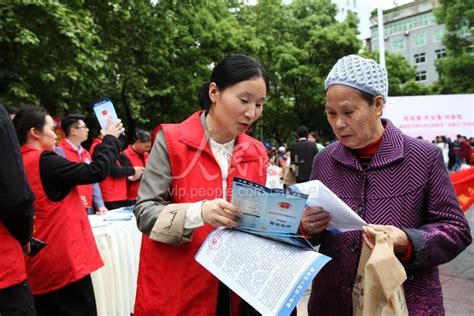 重庆黔江：志愿服务来赶场 人民图片网