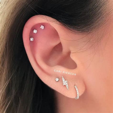 Atualização do Helix Piercing c argolinha dourada cravejada em