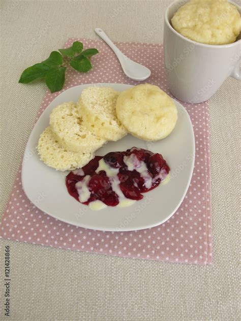 Selbst Gemachte Tassenkn Del Aus Der Mikrowelle Mit Rote Gr Tze Und