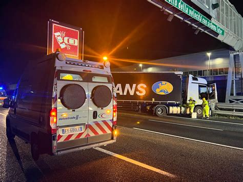 Tir Contromano In Autostrada Fa Frontale Con L Auto Del Manager Di