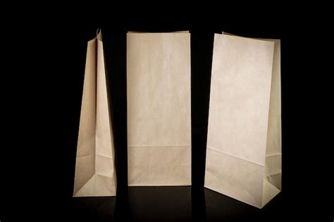 Conjunto De Bolsas De Papel Para Ir De Compras Sobre Fondo Negro Mockup