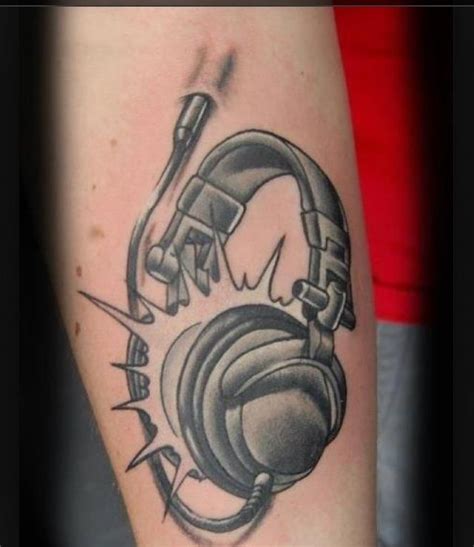 I Love How It Looks Like It S Plugged Into The Vein Very Cool Tatouage