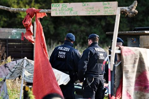 Hambacher Forst Polizei Nimmt Bei Durchsuchung Des Wiesencamps Drei