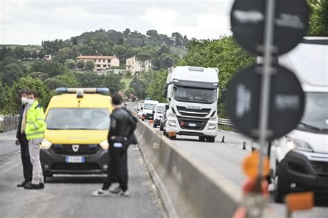 Mezzo Pesante In Avaria Lungo La Statale Bis Tiberina A San Gemini