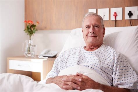 Retrato De Un Paciente Mayor Masculino Acostado En La Cama Del Hospital