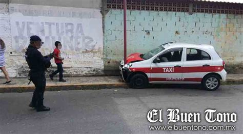 Se Impacta Taxi Contra Luminaria El Buen Tono