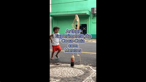 Arthur fazendo experiência Coca Cola e Mentos YouTube