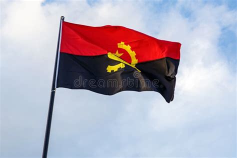 Bandeira De Angola Acenando Em Frente A Um Céu Azul Imagem De Stock Imagem De Liberdade