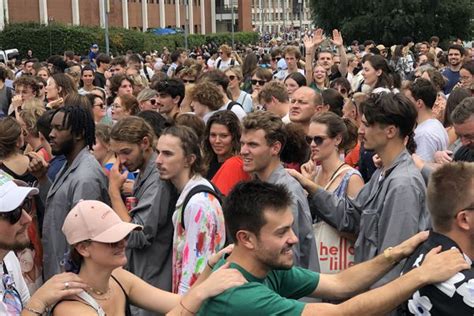 Reportage Braderie De Lille Des Rires De La Sueur Et Un Chien